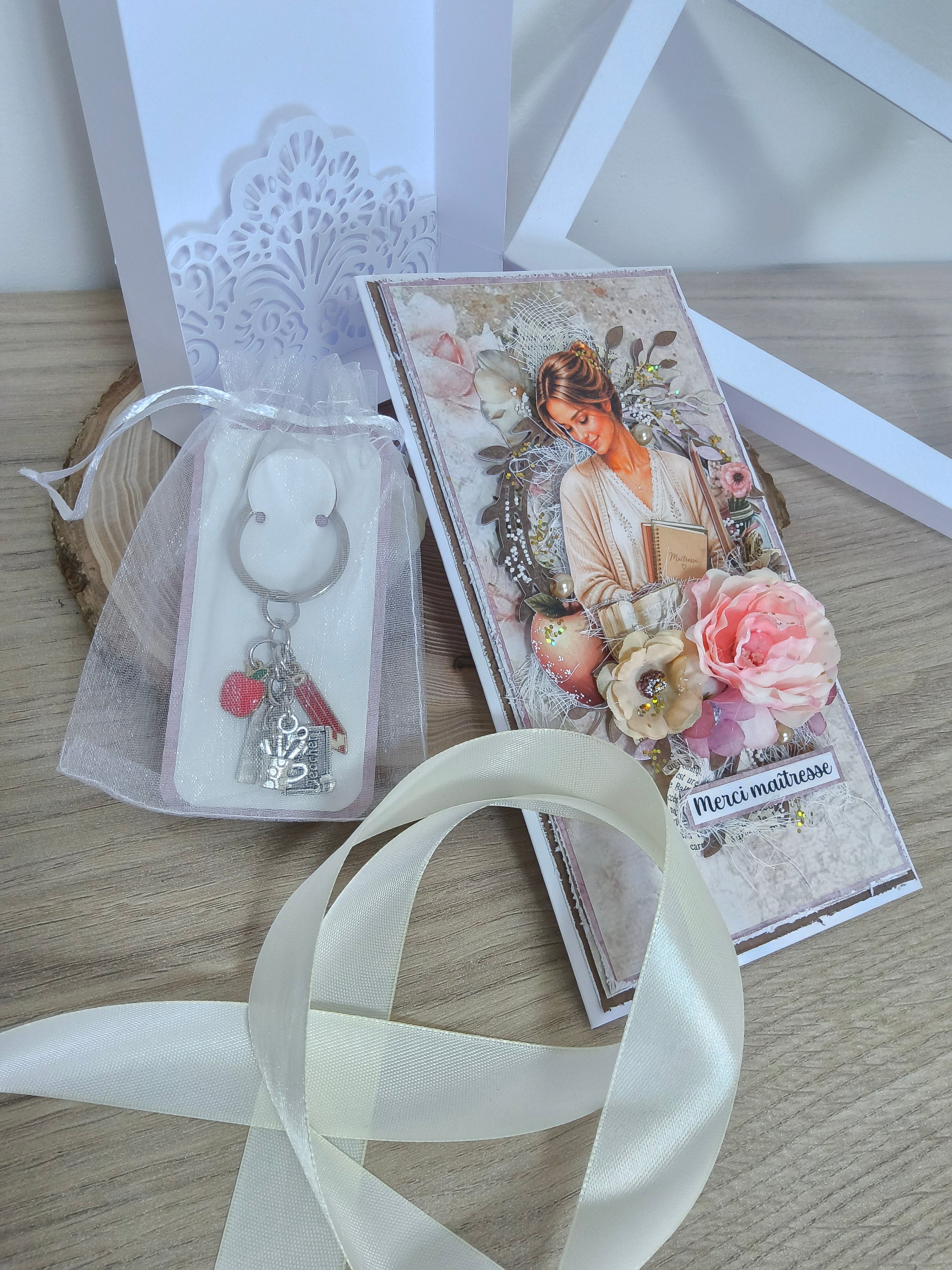 Coffret Carte Cadeau + Porte-Clés Maîtresse — Illustration Vintage Fleurie