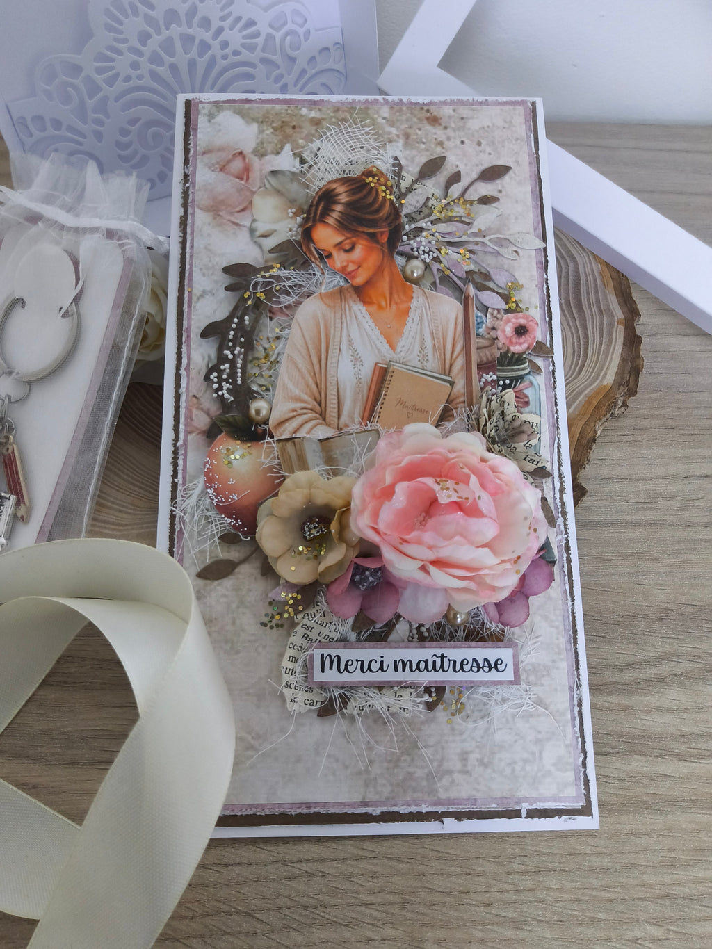 Coffret Carte Cadeau + Porte-Clés Maîtresse — Illustration Vintage Fleurie
