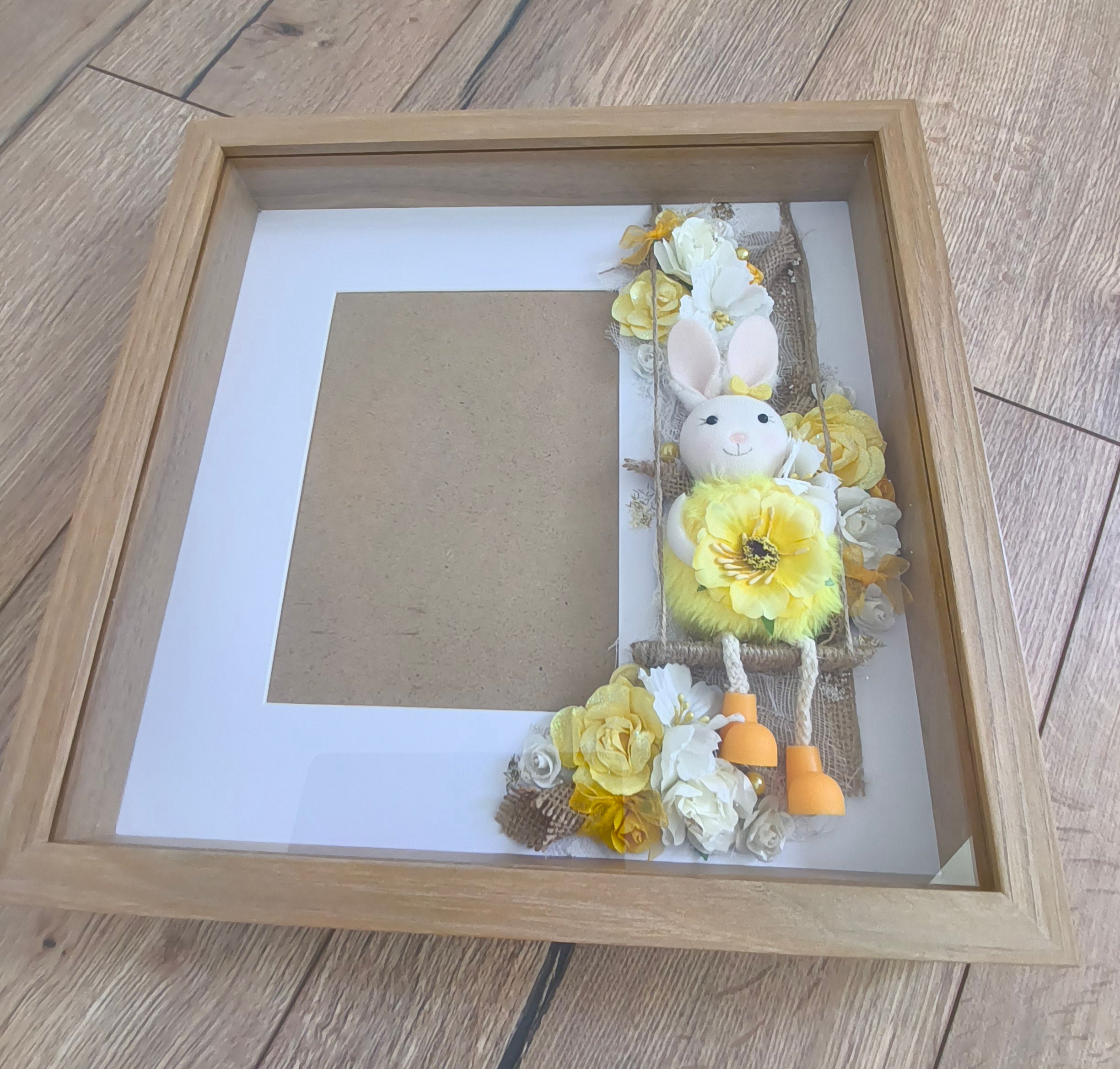 Cadre Naissance Lapin Fleuri — Tons Jaune & Blanc