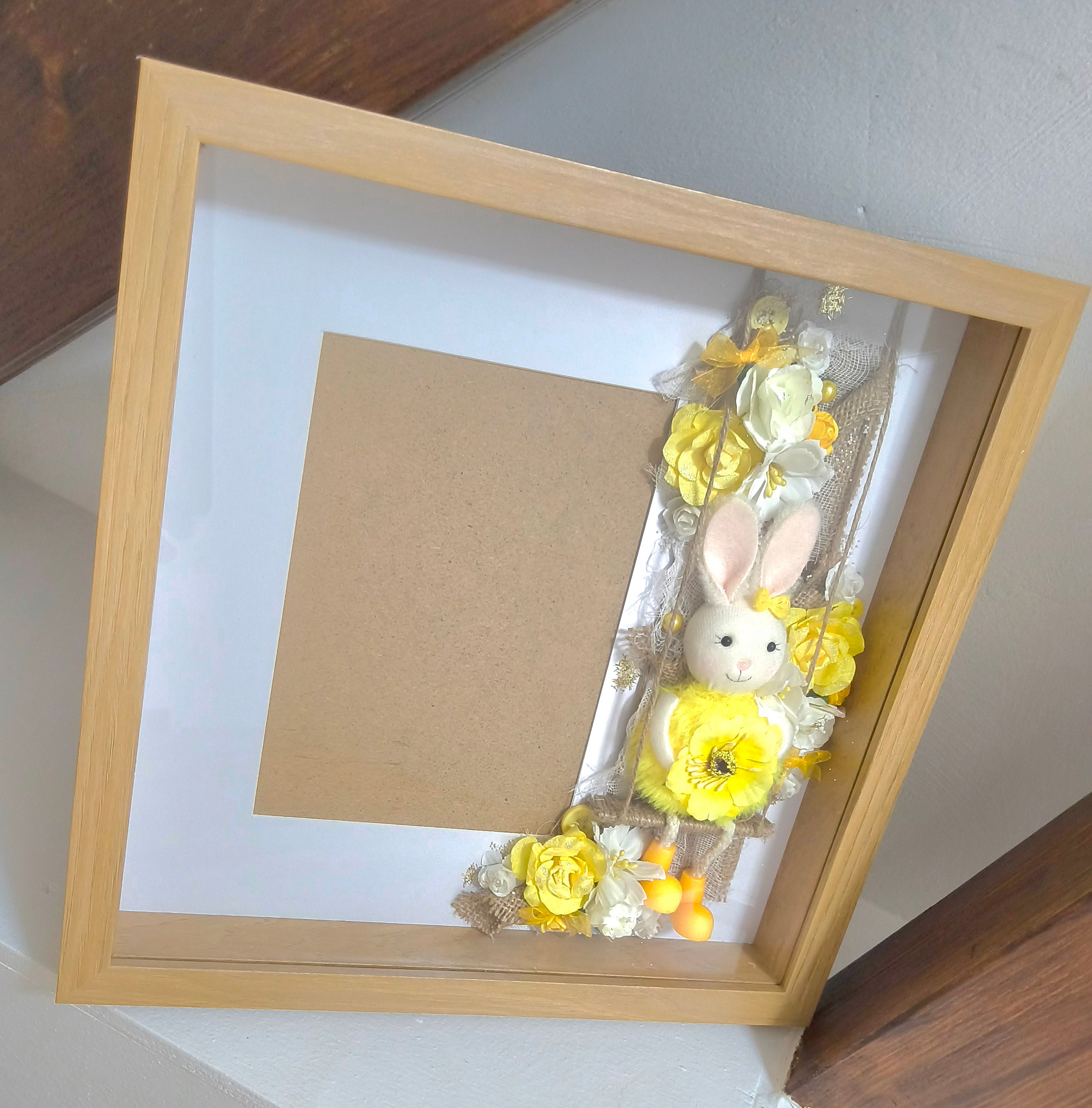 Cadre Naissance Lapin Fleuri — Tons Jaune & Blanc