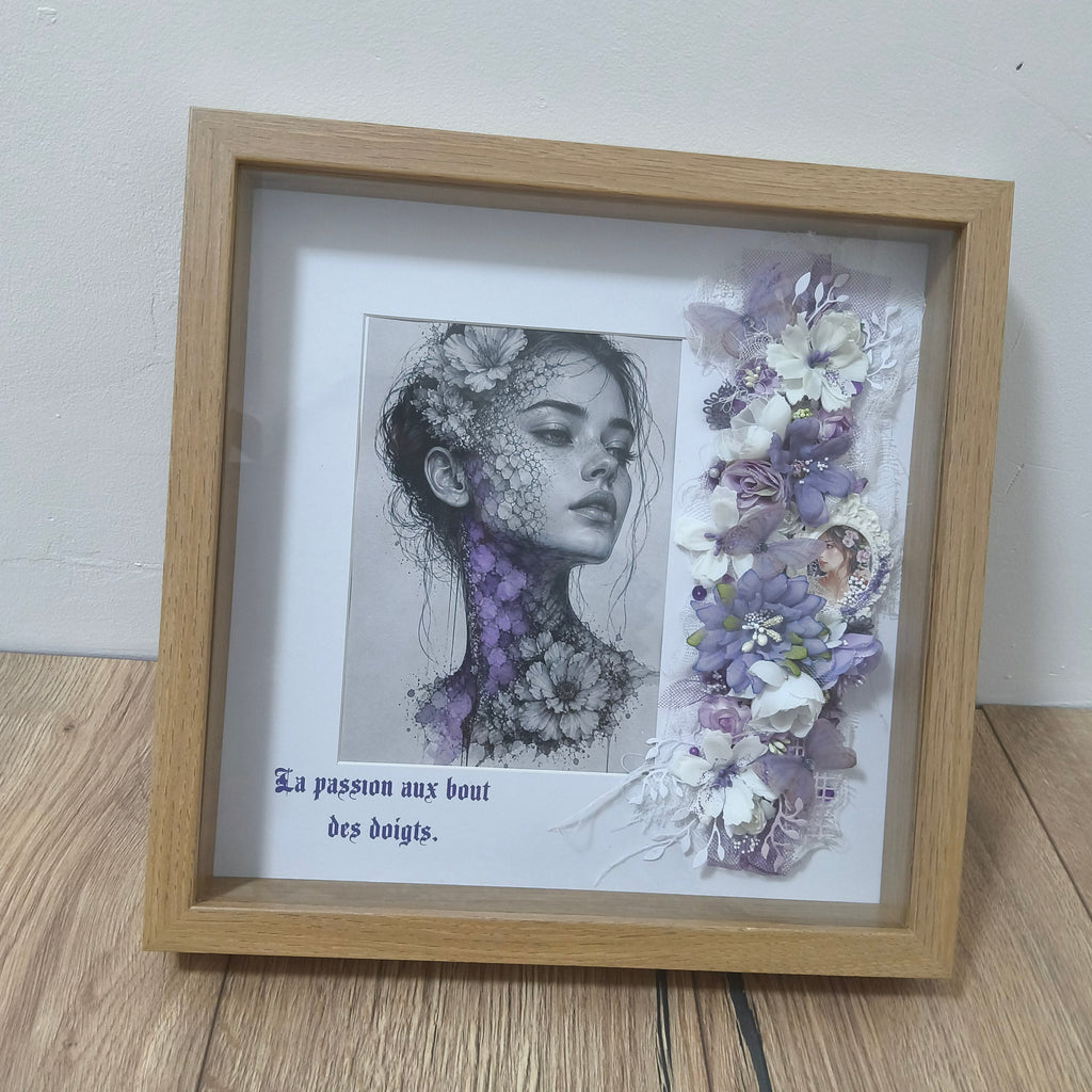 Cadre Passion - détail fleurs en tissu mauve et blanc